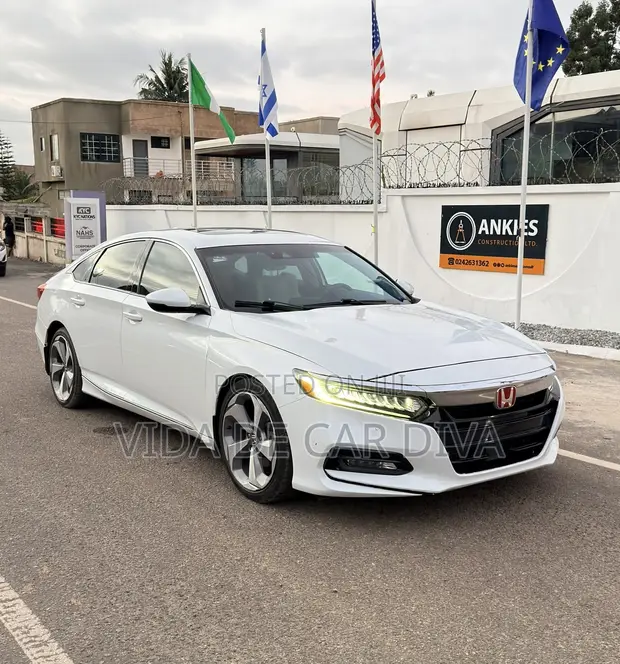 2018 Honda Accord Touring 2.0T White - 1