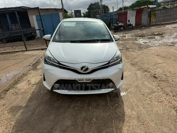 Toyota Vitz 1.3 FWD 5dr 2015 Pearl - 1