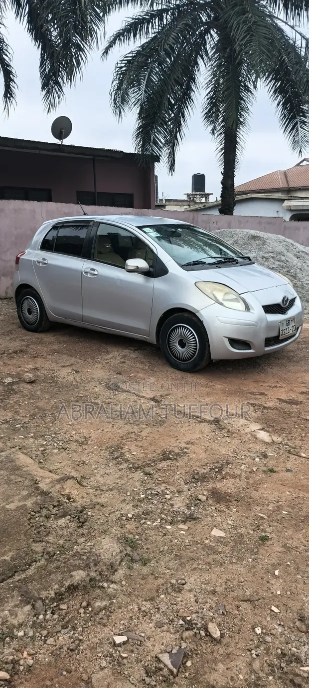 Toyota Vitz 2010 Silver - 1