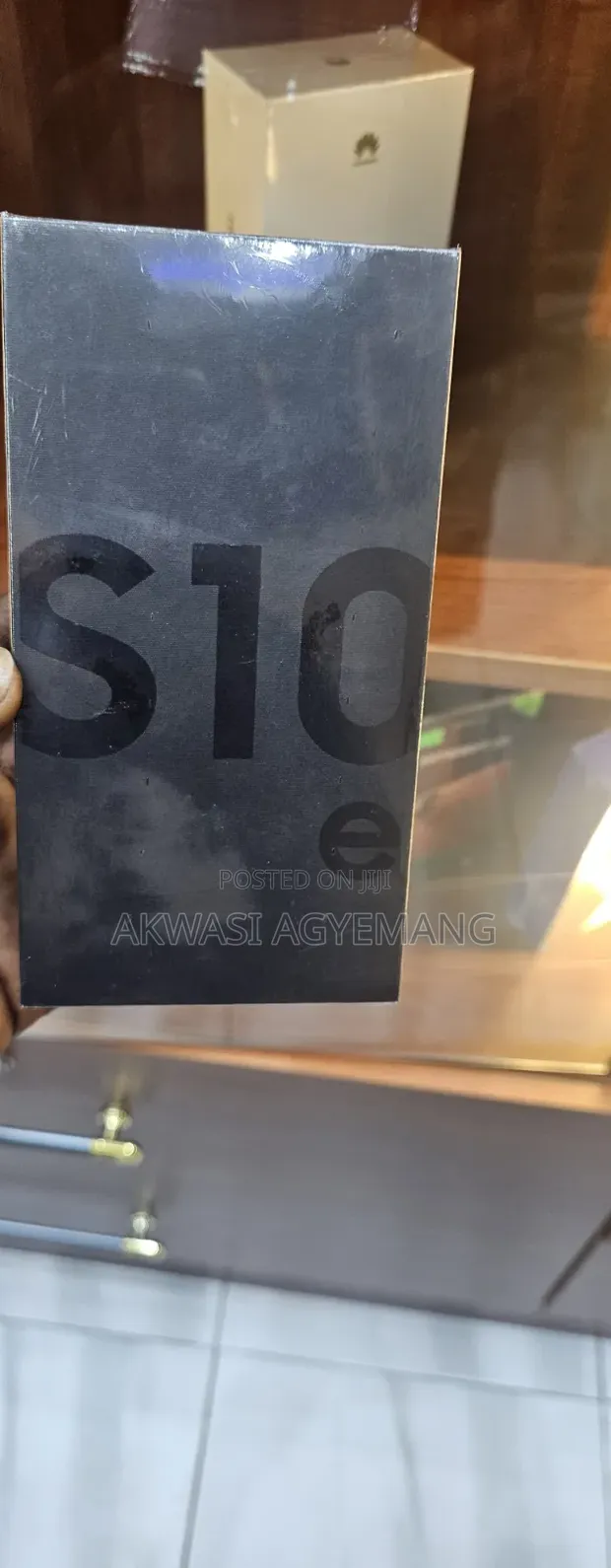 New Samsung Galaxy S10e 128GB Black - 1