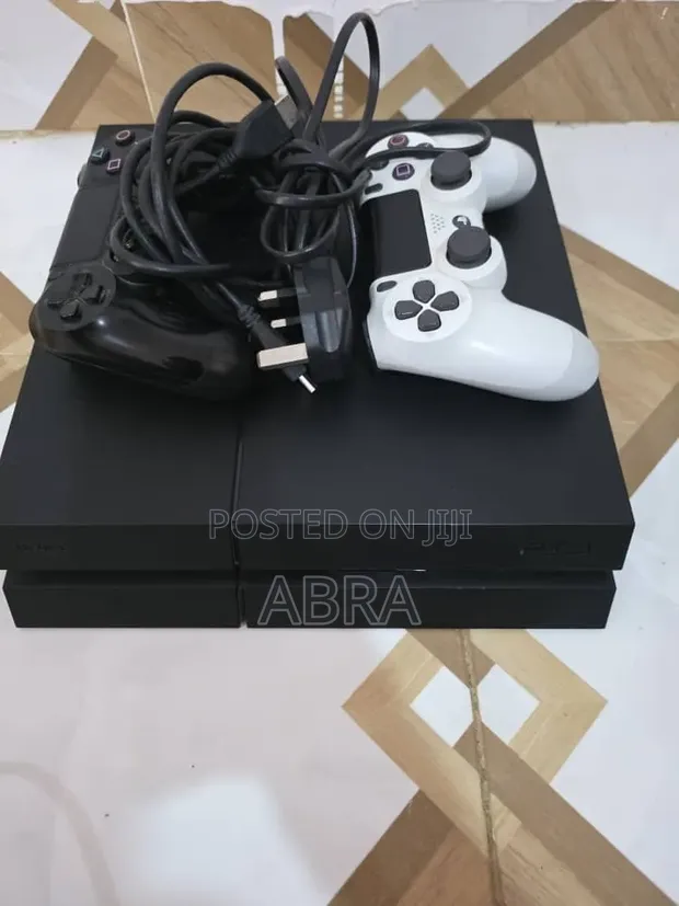 PlayStation 4 (UK Used) - 1