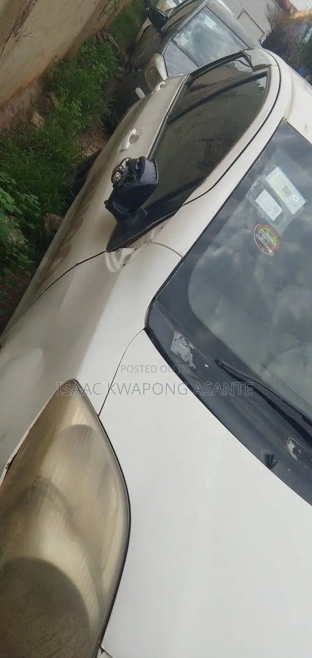 Toyota Vitz 1.0 FWD 3dr 2010 White - 1