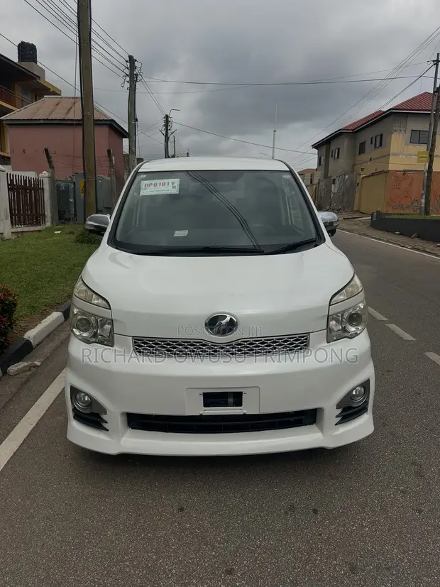 Toyota Voxy V 2WD 8-Seater 2012 White - 1