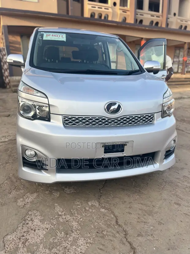 Toyota Voxy X 4WD 8-Seater 2012 Silver - 1