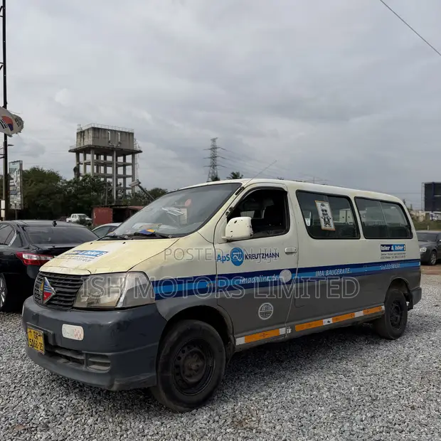 Toyota HiAce Commuter DX 2010 - 1