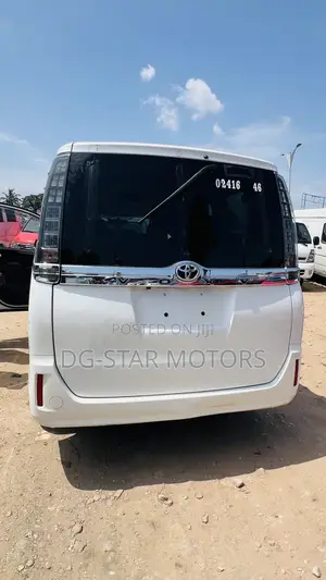 Toyota Voxy V 4WD 8-Seater 2015 White