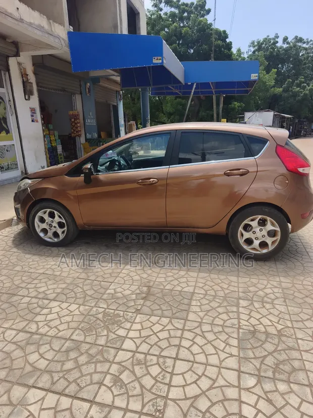 Ford Fiesta SE Hatchback 2012 Brown - 1