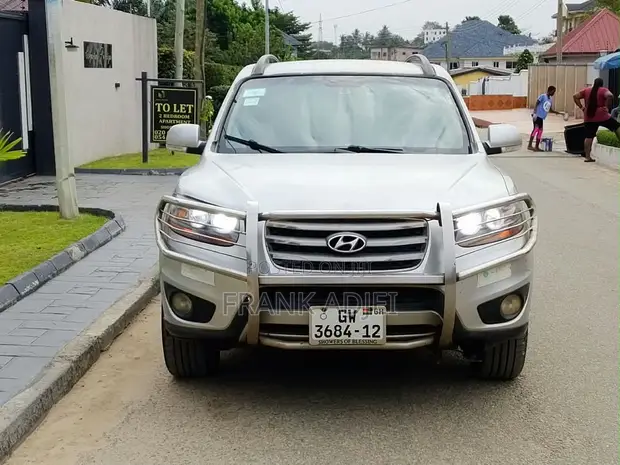 Hyundai Santa Fe 2012 Silver - 1