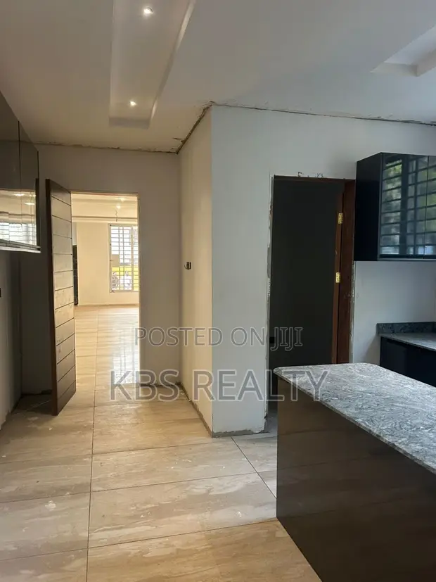 3 Bedroom House for Rent in Ahodwo, Kumasi - 1