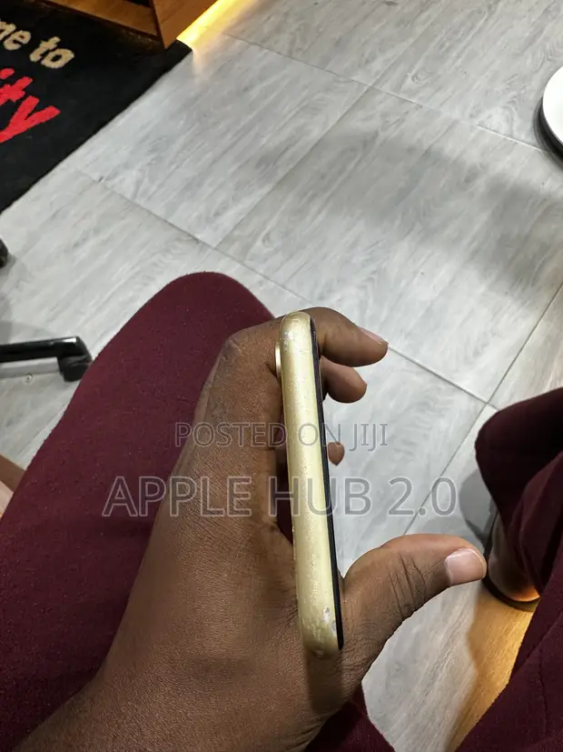 Apple iPhone XR 64GB Yellow - 1