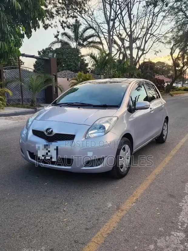 Toyota Vitz 2010 Silver - 1