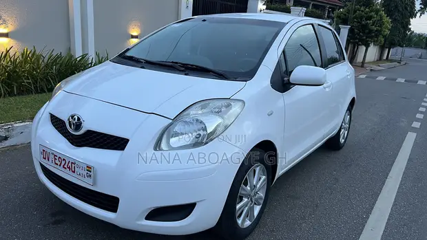Toyota Yaris 2010 White - 1