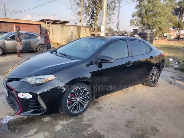 Toyota Corolla 2016 Black - 1