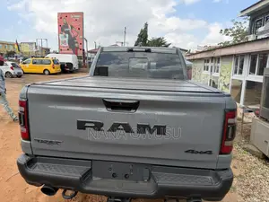 RAM 1500 Classic Tradesman Crew Cab 4WD 2023 Gray