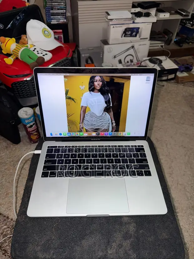 Apple MacBook Pro 2016 13" 8GB RAM 256GB SSD - 1