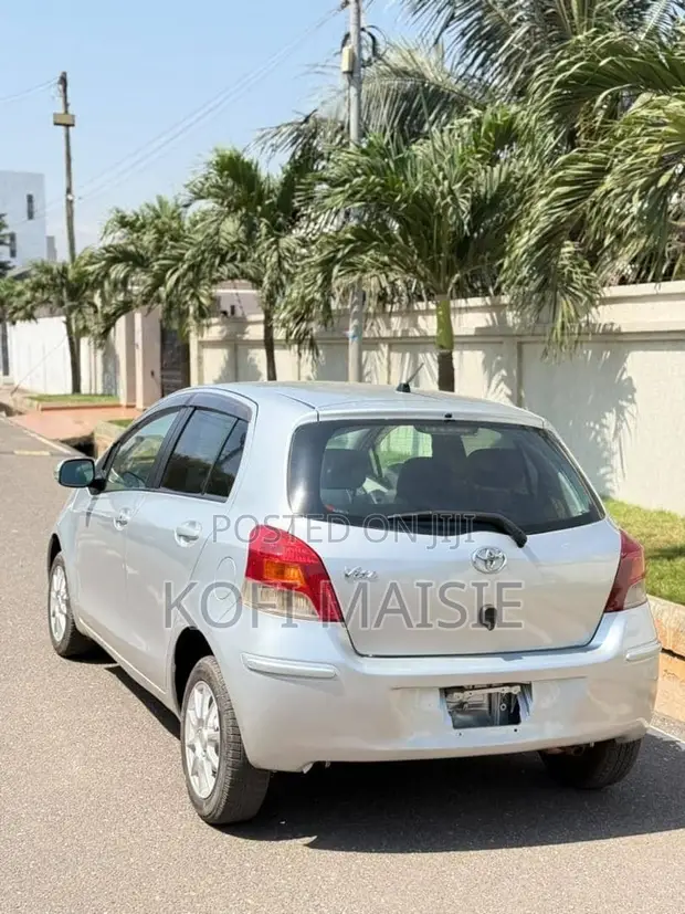 Toyota Vitz 2010 Silver - 1