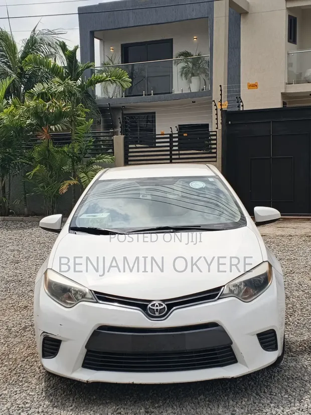 Toyota Corolla 2016 White - 1