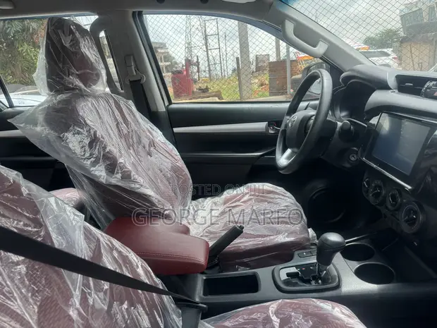 Toyota Hilux 2025 White - 1