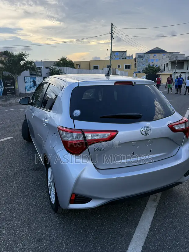 Toyota Vitz 1.3 FWD 5dr 2017 Silver - 1