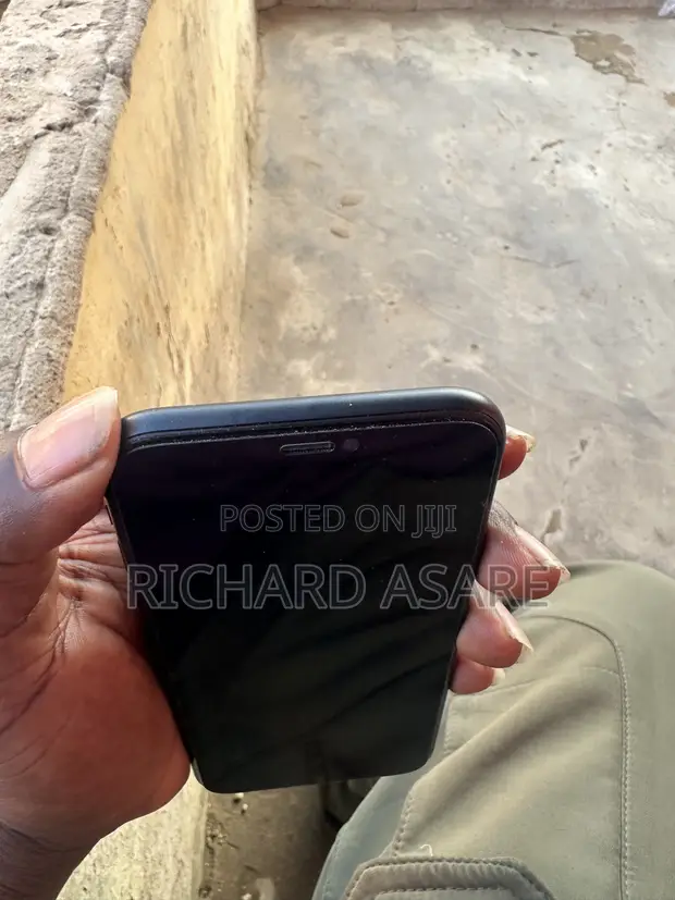 Apple iPhone XR 128GB Black - 1