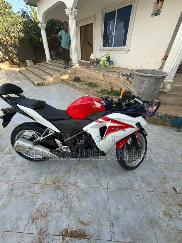 Honda CBR 2011 Sport Bike - 1