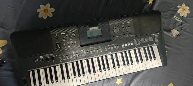 Yamaha PSR-E463 Keyboard with Stand, Charger, and Bag - 1