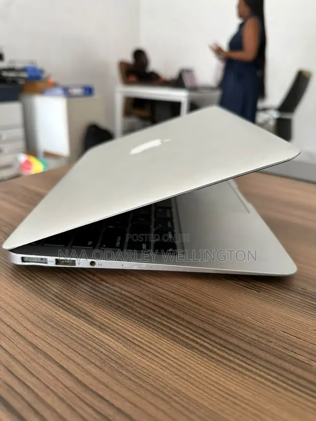 Apple MacBook 2015 11.6" Core i5 4GB RAM 128GB SSHD - 1