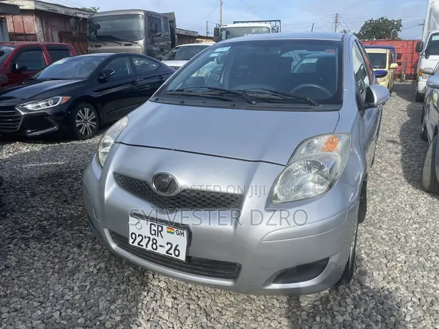 Toyota Vitz 2010 Silver - 1