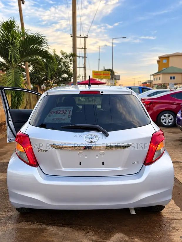 Toyota Vitz 1.3 AWD 5dr 2013 Silver - 1