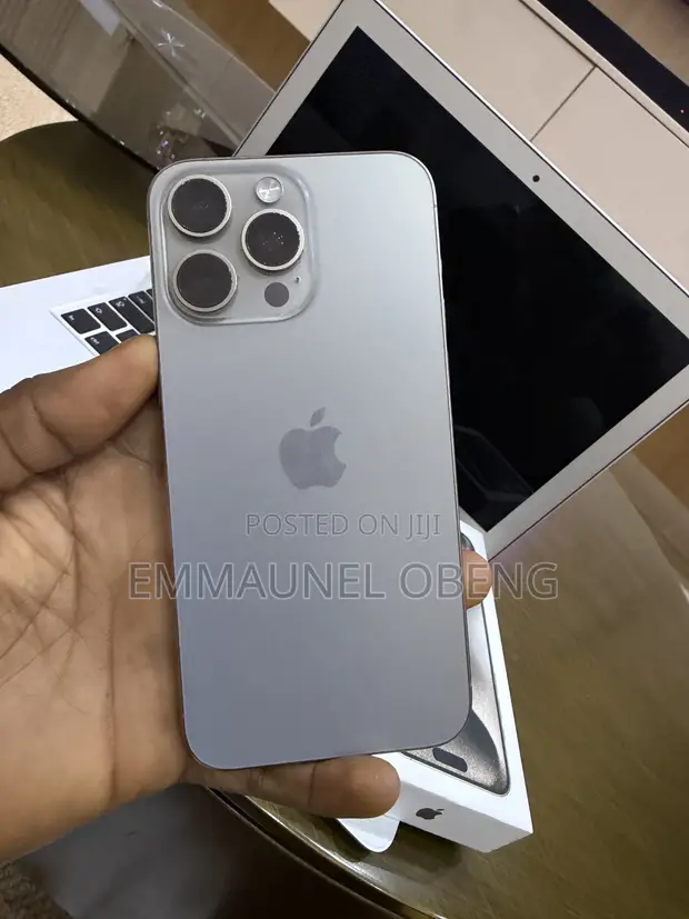 Apple iPhone 15 Pro Max 256GB Silver (Canada Used) - 1