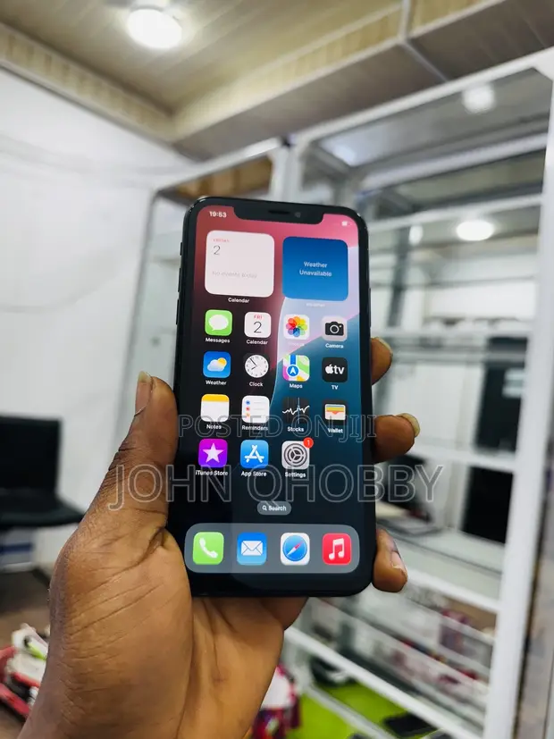 Apple iPhone XR 64GB Black - 1