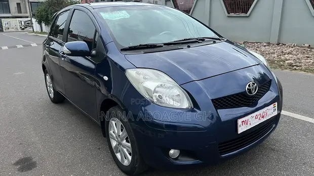 Toyota Yaris 2011 Black - 1