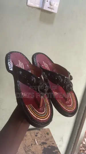 Black Tetebotan Ahenema Slippers