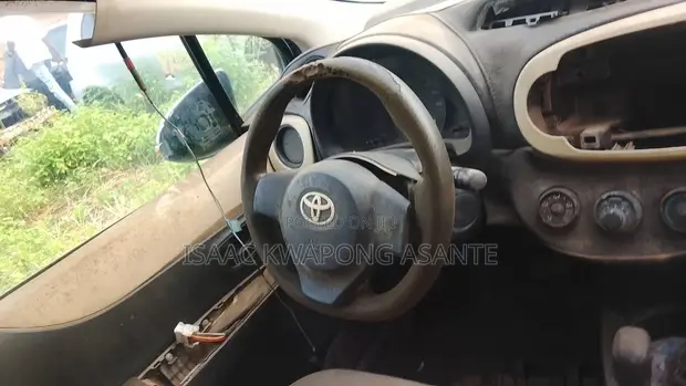 Toyota Vitz 1.3 AWD 5dr 2012 Silver - 1