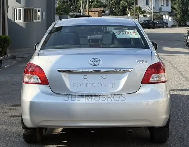 Toyota Yaris 2012 Silver - 1