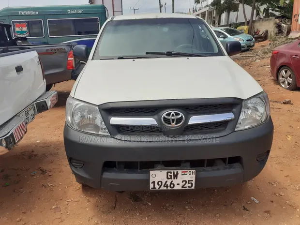 Toyota Hilux 2010 White - 1
