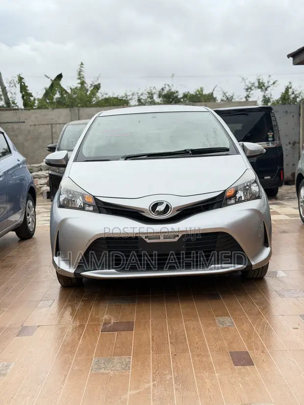 Toyota Vitz 1.3 FWD 5dr 2015 Silver - 1