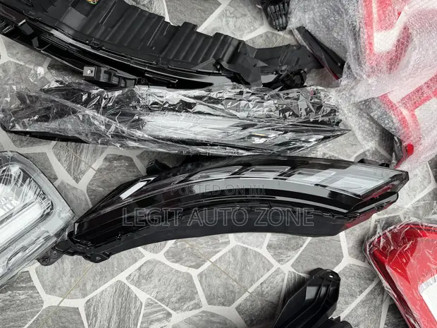 Mitsubishi Outlander Headlight (2022-2025) - 1