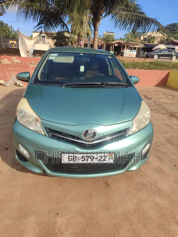 Toyota Vitz 2012 Silver - 1