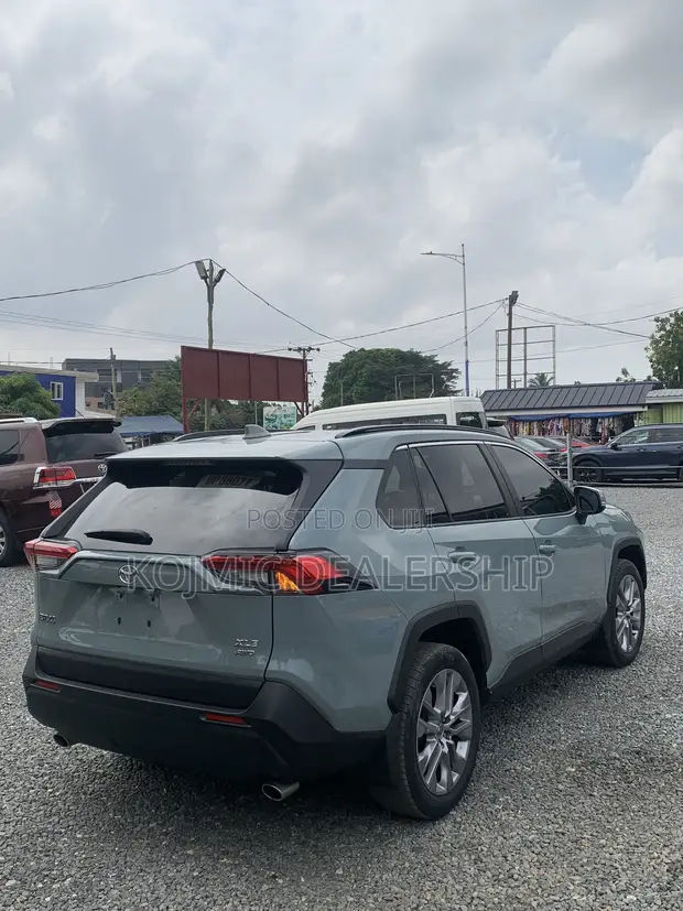 2022 Toyota RAV4 XLE Teal - 1
