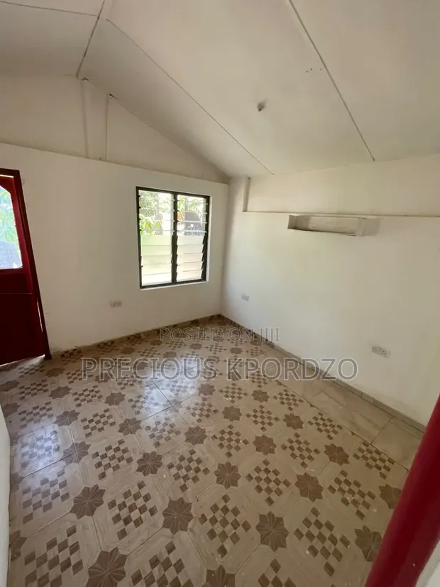 1 Bedroom Room & Parlour for Rent in Commandos Adenta - 1
