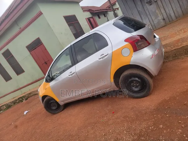 Toyota Vitz 2010 Silver - 1