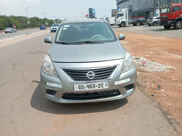 Nissan Versa 1.6 S Sedan 2012 Silver - 1