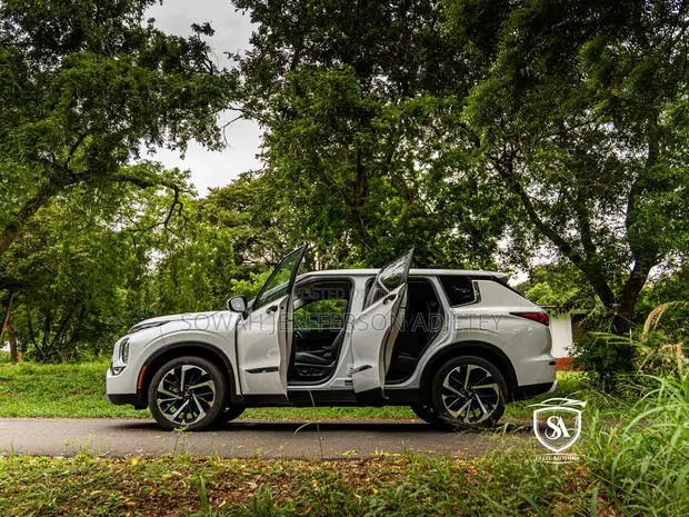 2022 Mitsubishi Outlander White - 1