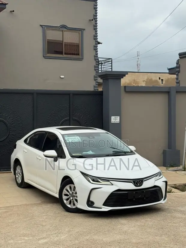 New Toyota Corolla 2022 White - 1