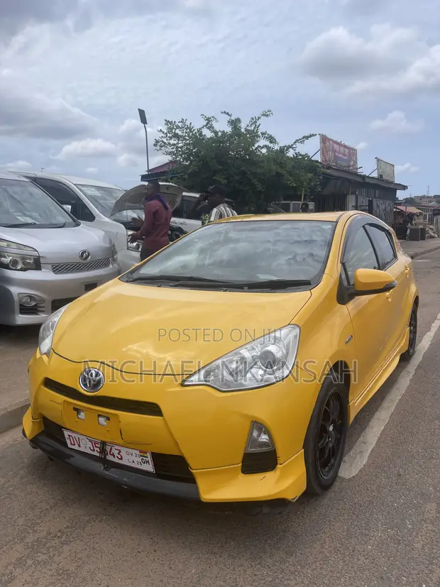 Toyota Aqua 2012 Yellow - 1