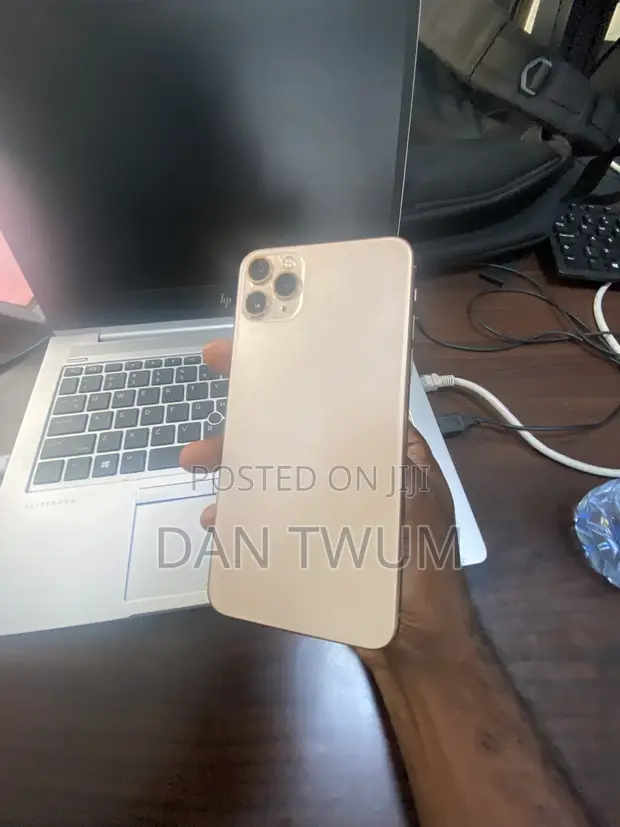 Apple iPhone 11 Pro Max 64GB Gold - 1