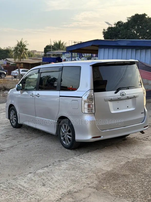 Toyota Voxy X L Edition 2WD 8-Seater 2012 Silver - 1