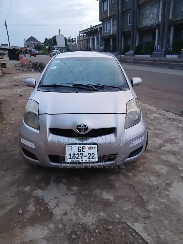 Toyota Vitz 1.3 FWD 5dr 2010 Silver - 1