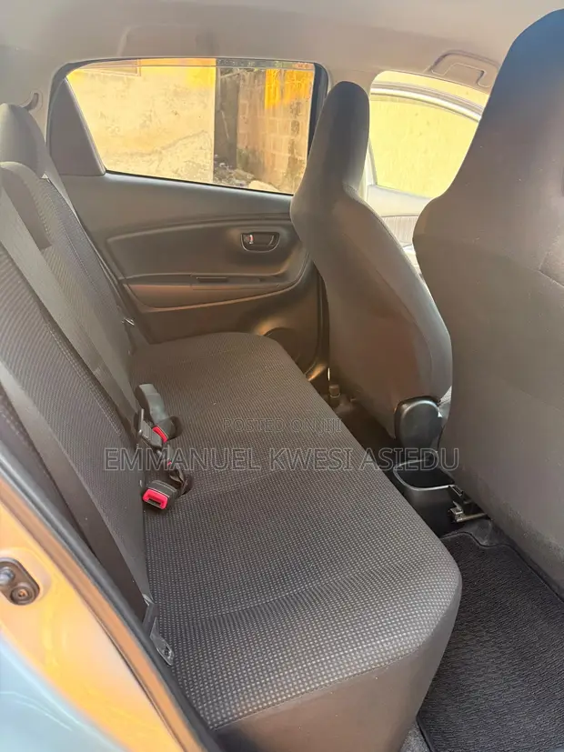 Toyota Vitz 1.3 AWD 5dr 2017 Gray - 1